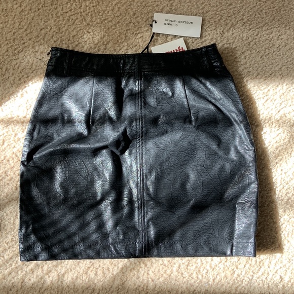 The skirt is new never worn - Picture 2 of 2